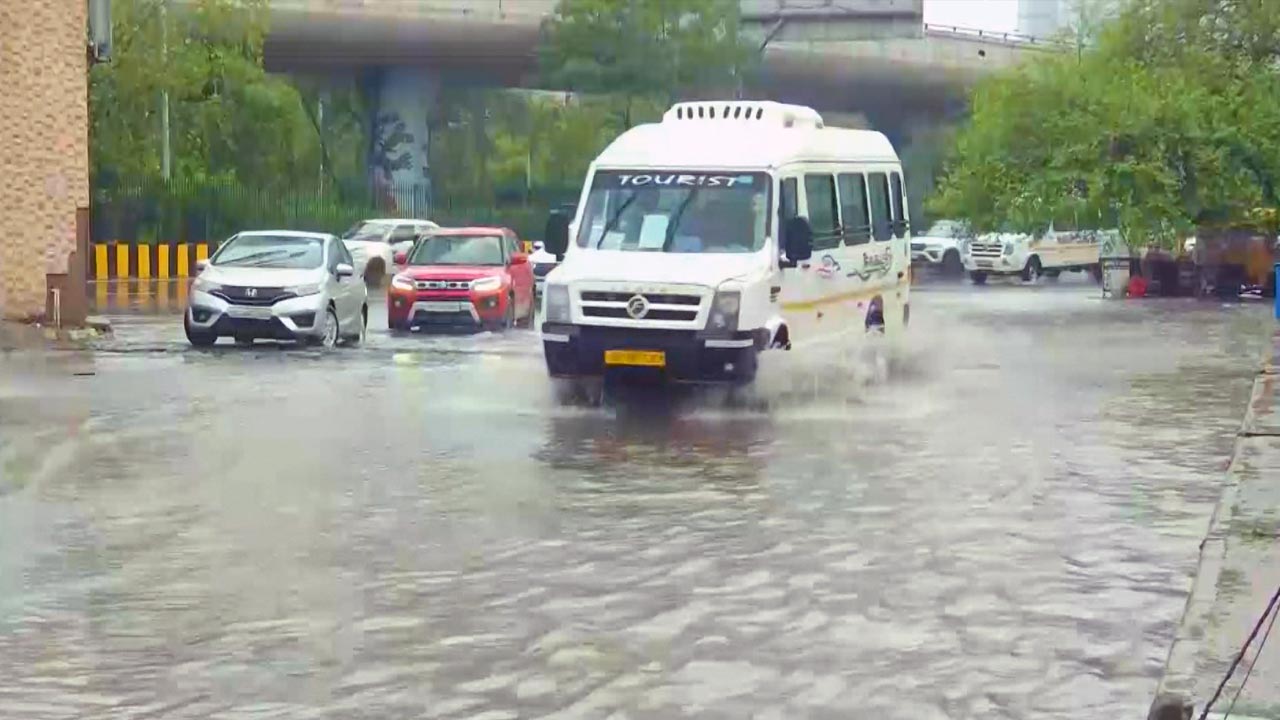 Noida Drowns Under Heavy Rain: Waterlogged Roads Bring Traffic To A Crawl