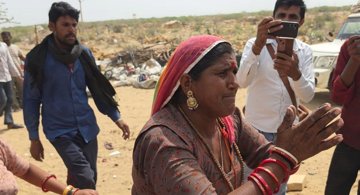 कार्रवाई के दौरान बेघर हो रही महिला ने हाथ जोड़कर मिन्नत करती रही. (Photo- NDTV) कार्रवाई के दौरान बेघर हो रही महिला ने हाथ जोड़कर मिन्नत करती रही. (Photo- NDTV)