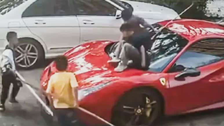 बच्चों ने 5.04 करोड़ की Ferrari को बनाया खेल का मैदान! पड़ा 95 लाख का डेंट, माता-पिता पर केस