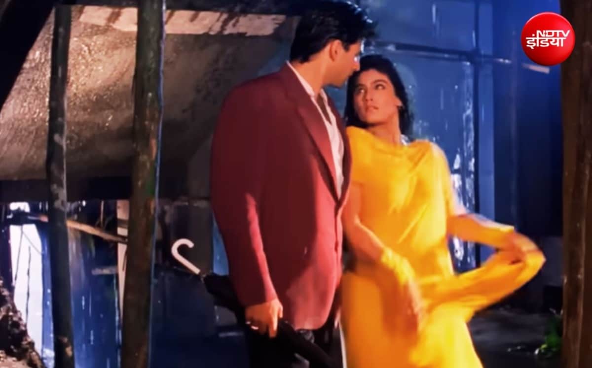 फिल्म मोहरा के गाने टिप-टिप बरसा पानी का एक दृश्य फिल्म मोहरा के गाने टिप-टिप बरसा पानी का एक दृश्य