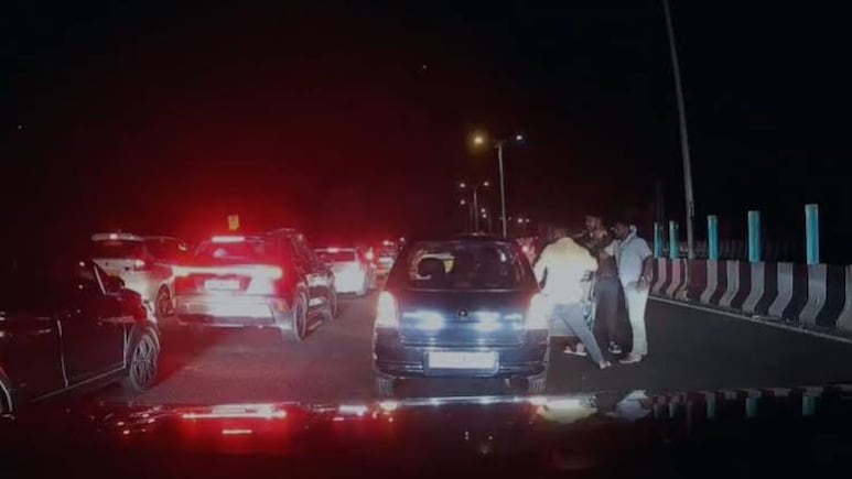 "सोने घ्या, जे हवे ते घ्या, पण मारू नका..." Expressway वर महिलेने पसरला पदर, तरीही नराधमांनी पतीला...VIDEO