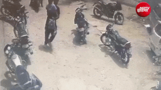 स्कूल के सामने से बच्चे का अपहरण, बाइक पर आए दो बदमाश उठाकर ले गए, CCTV में कैद वारदात