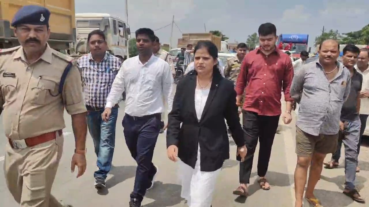 judicial magistrate swati baghel fines gohad tehsildar for illegal hooter bhind news.