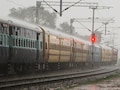 Railway News : मध्य रेल्वेच्या वाहतुकीवर मोठा परिणाम; 200 हून अधिक कर्मचारी युद्धपातळीवर कार्यरत
