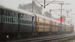 Railway News : मध्य रेल्वेच्या वाहतुकीवर मोठा परिणाम; 200 हून अधिक कर्मचारी युद्धपातळीवर कार्यरत