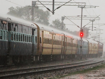 Railway News : मध्य रेल्वेच्या वाहतुकीवर मोठा परिणाम; 200 हून अधिक कर्मचारी युद्धपातळीवर कार्यरत