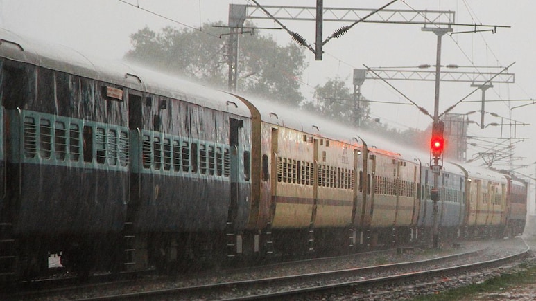 Railway News : मध्य रेल्वेच्या वाहतुकीवर मोठा परिणाम; 200 हून अधिक कर्मचारी युद्धपातळीवर कार्यरत