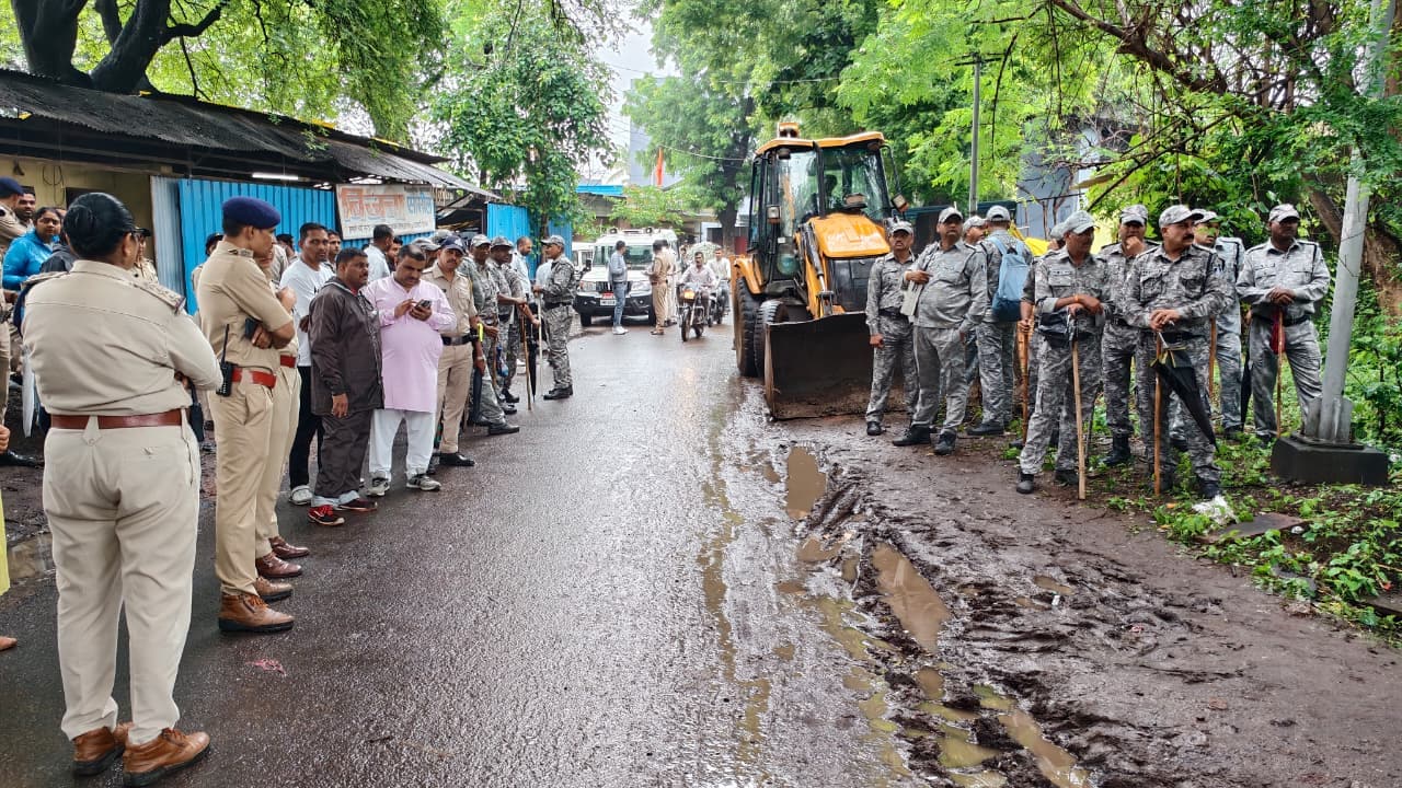 Dhar Bhojshala: धार भोजशाला परिसर के पास भारी पुलिस बल तैनात है. Dhar Bhojshala: धार भोजशाला परिसर के पास भारी पुलिस बल तैनात है.