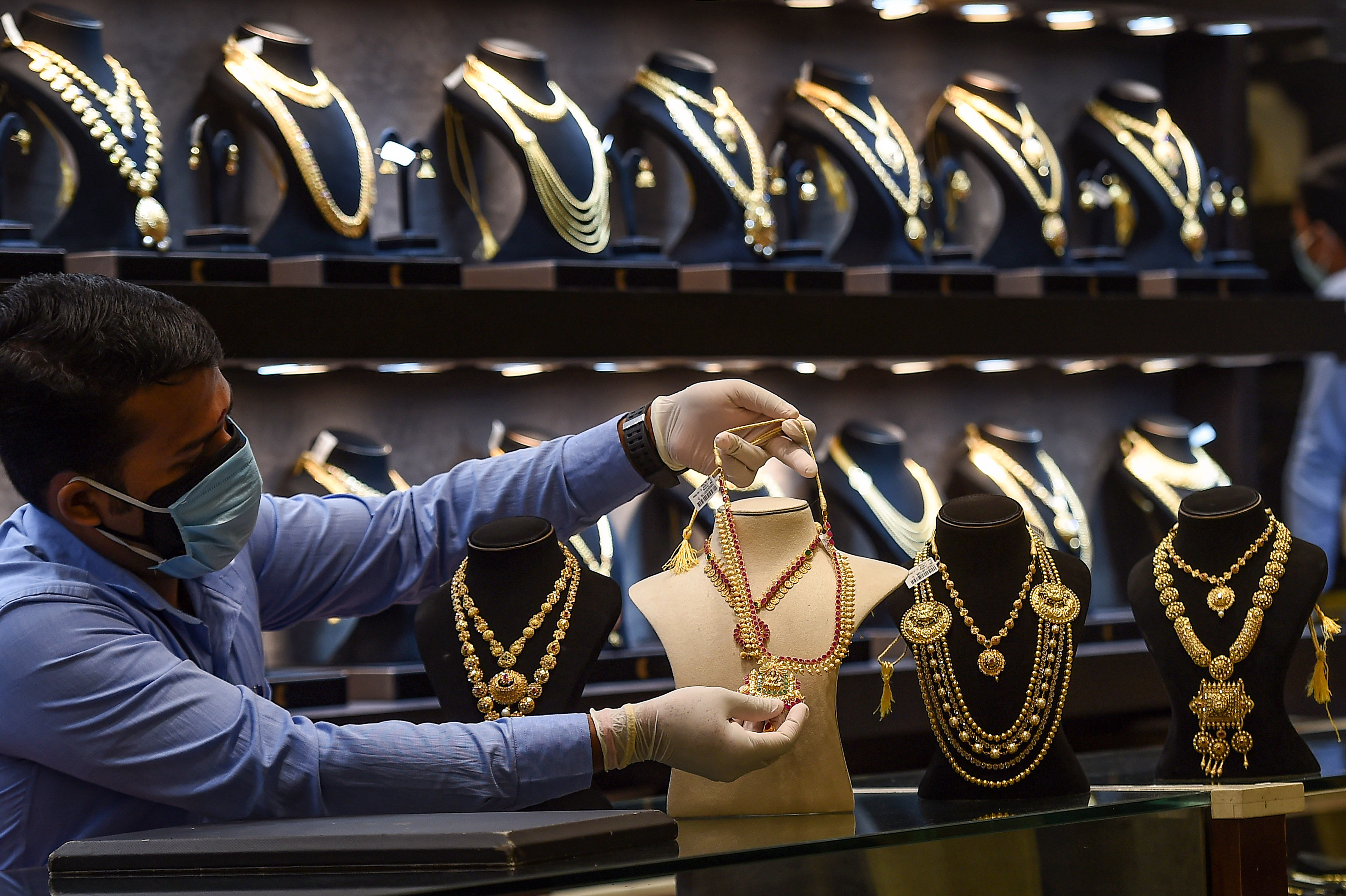 Gold slips below Rs 1.54 lakh per 10 grams; silver drops on MCX