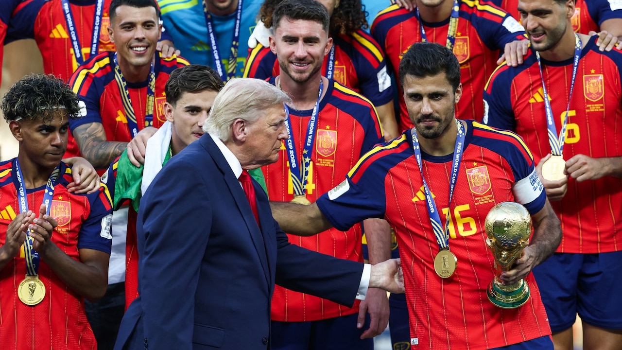ट्रंप की भारी बेइज्जती- FIFA वर्ल्ड कप ट्रॉफी उठाने की कोशिश की तो पूरा स्टेडियम विरोध में खड़ा हो गया-VIDEO