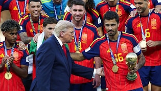ट्रंप की भारी बेइज्जती- FIFA वर्ल्ड कप ट्रॉफी उठाने की कोशिश की तो पूरा स्टेडियम विरोध में खड़ा हो गया-VIDEO