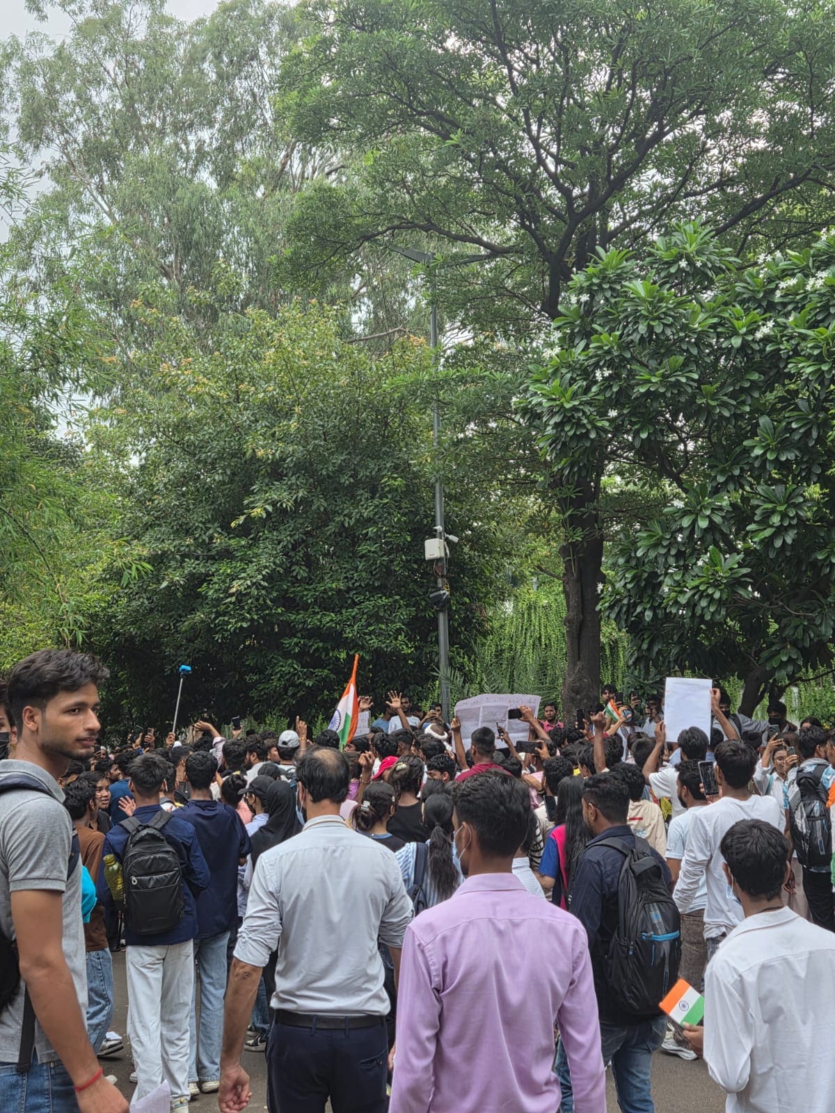 जंतर मंतर पर आंदोलनकारी स्टूडेंट का कई समूह अलग-अलग दिशाओं में नारे लगाते निकलता है जंतर मंतर पर आंदोलनकारी स्टूडेंट का कई समूह अलग-अलग दिशाओं में नारे लगाते निकलता है