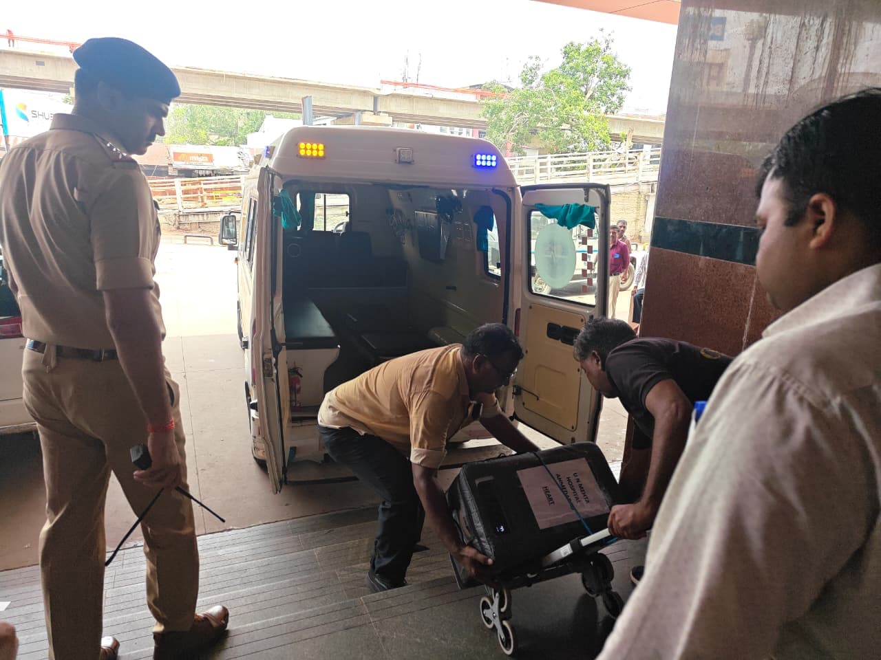 स्टेशन के पास एंबुलेंस पर हार्ट को कुछ इस तरह से चढ़ाया गया.