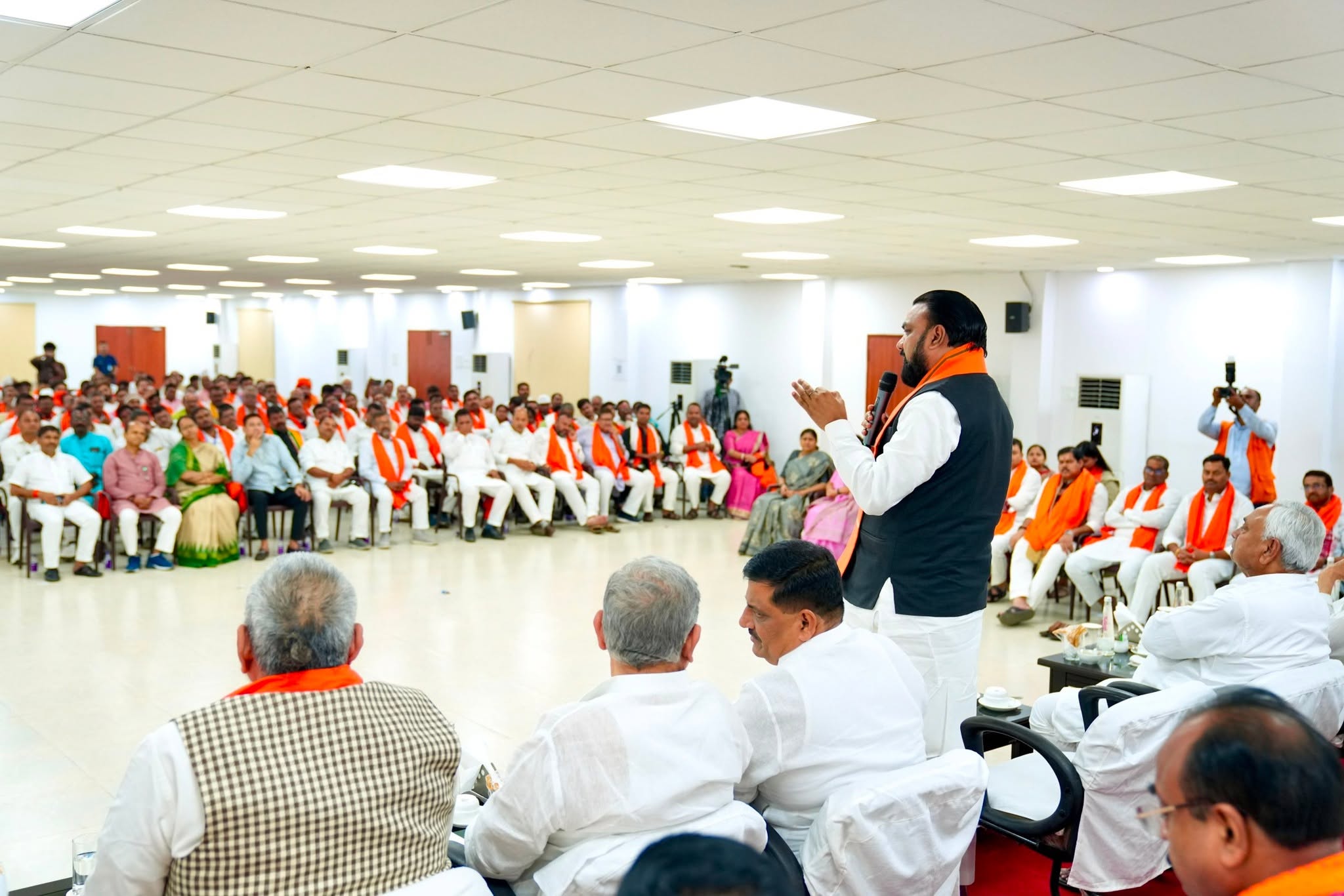 Bihar Politics: बैठक में निर्देश देते हुए सीएम सम्राट चौधरी Bihar Politics: बैठक में निर्देश देते हुए सीएम सम्राट चौधरी