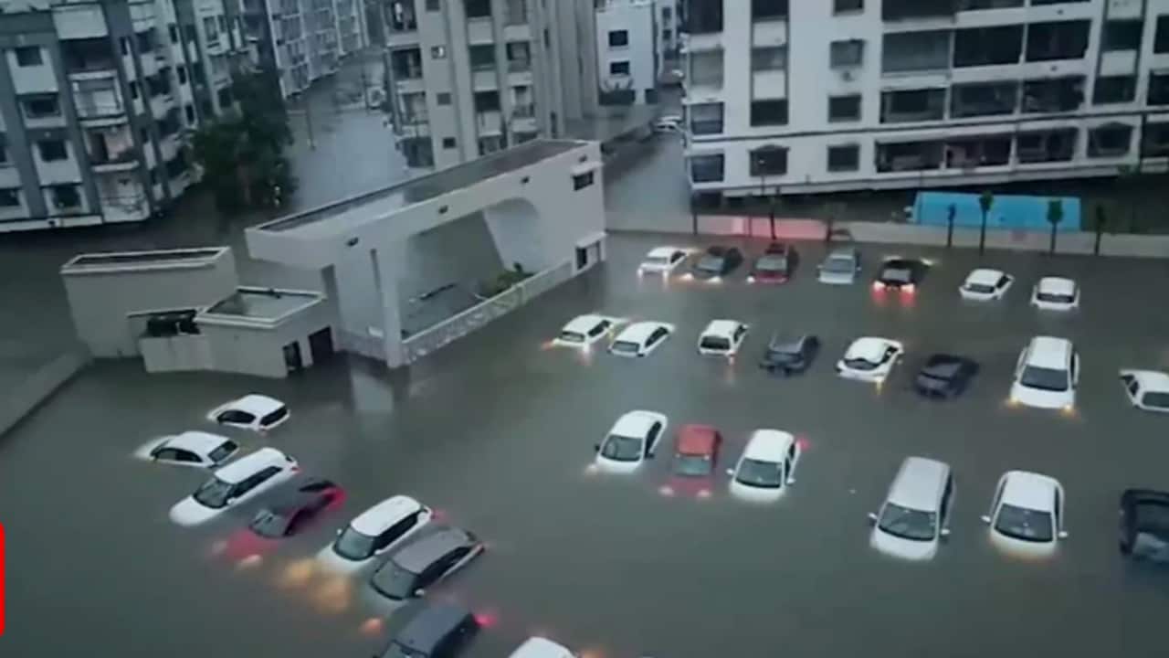 तैरती कारें, डूबी बिल्डिंग.. गुजरात के वापी में बारिश का 'प्रलय', VIDEO