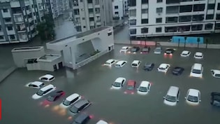 तैरती कारें, डूबी बिल्डिंग.. गुजरात के वापी में बारिश का 'प्रलय', VIDEO