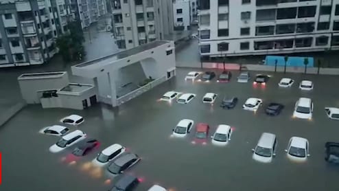 तैरती कारें, डूबी बिल्डिंग.. गुजरात के वापी में बारिश का 'प्रलय', VIDEO