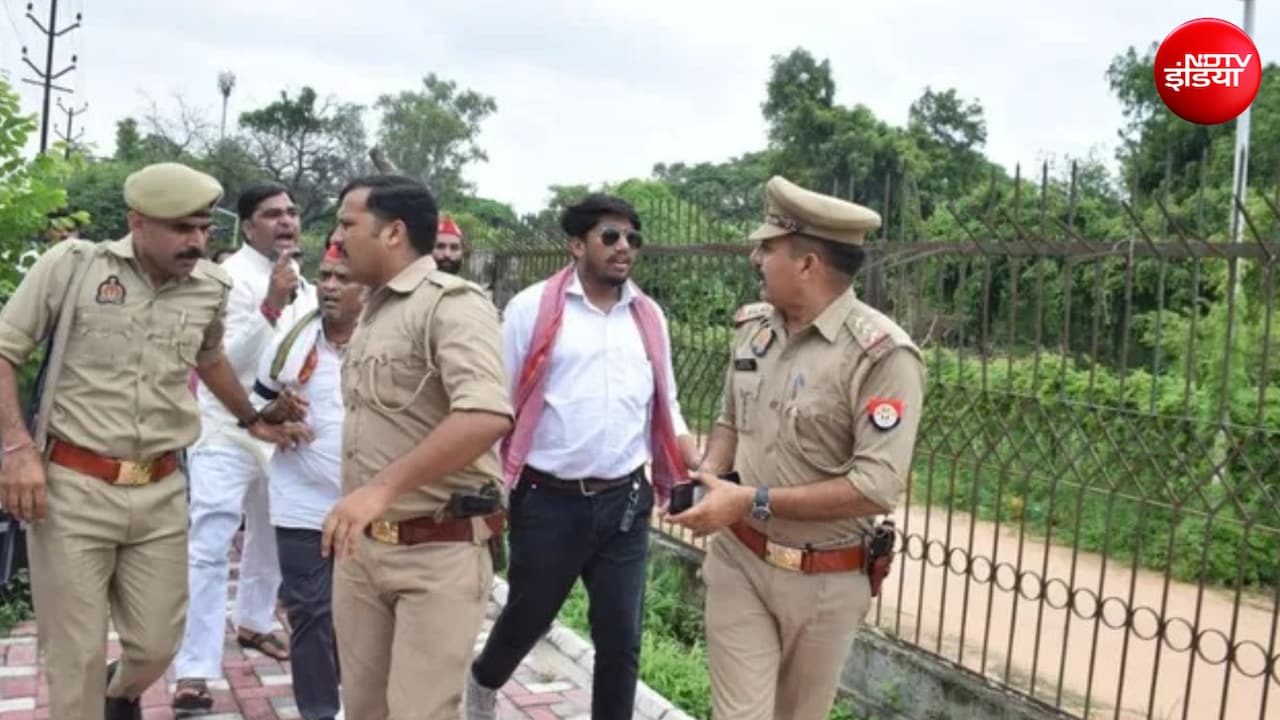इंस्पेक्टर ने तान दी पिस्टल...अलीगढ़ विरोध प्रदर्शन में सपा का दावा, जौहर यूनिवर्सिटी को लेकर नारेबाजी