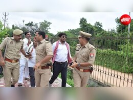 इंस्पेक्टर ने तान दी पिस्टल...अलीगढ़ विरोध प्रदर्शन में सपा का दावा, जौहर यूनिवर्सिटी को लेकर नारेबाजी