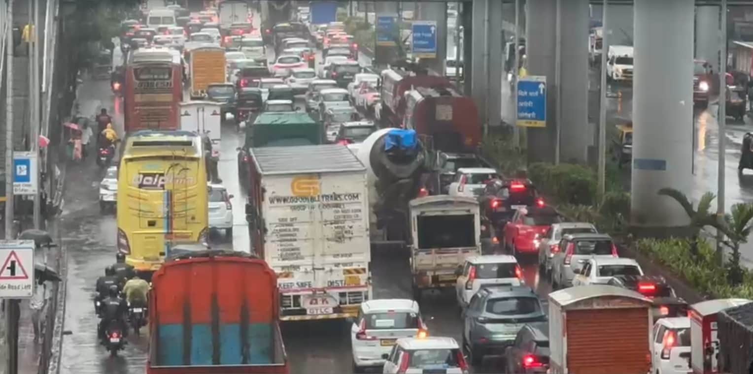 बारिश का सीधा असर वेस्टर्न एक्सप्रेस हाईवे पर देखने को मिल रहा है. कांदिवली से अंधेरी जाने वाले वेस्टर्न एक्सप्रेस हाईवे पर वाहनों की रफ्तार धीमी हो गई है.