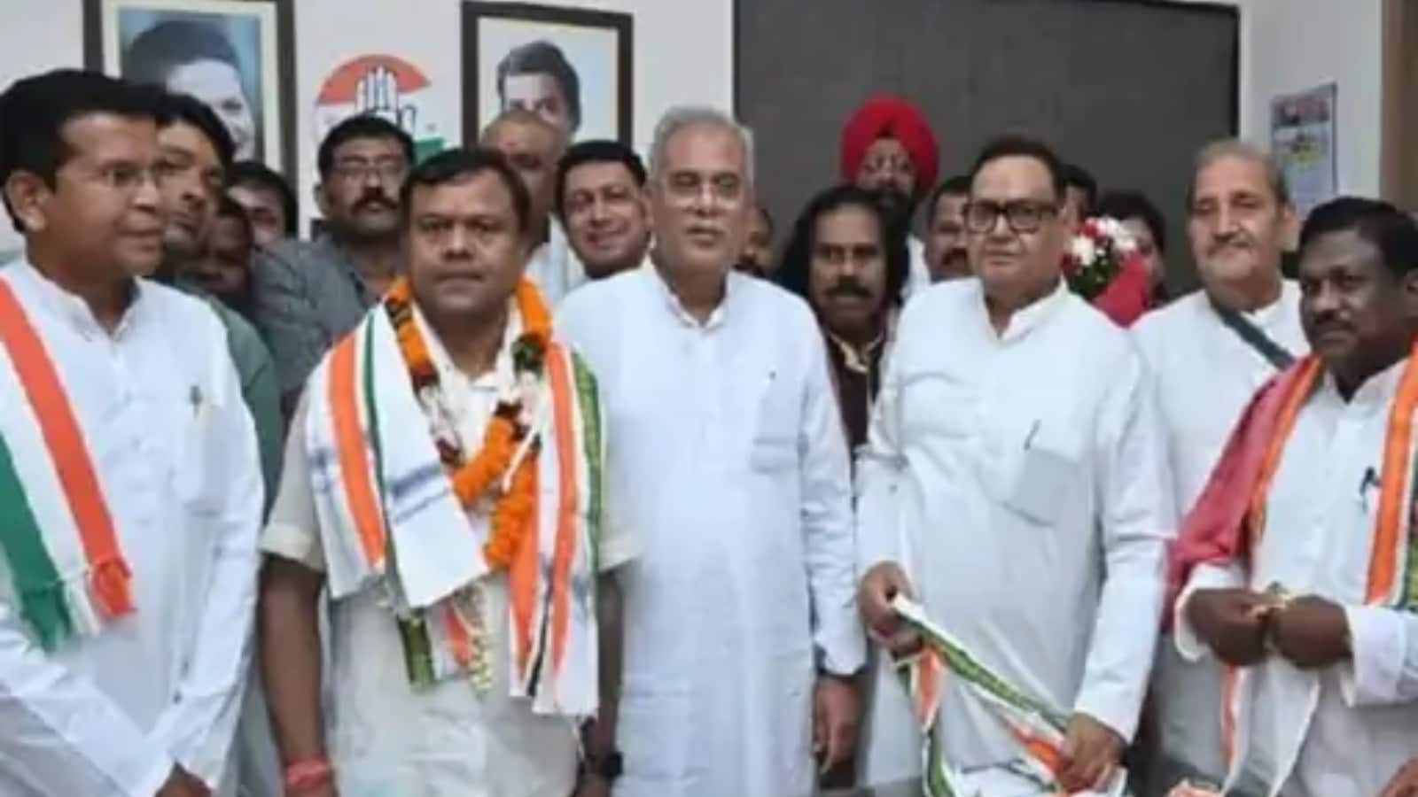 रामगोपाल अग्रवाल कांग्रेस नेताओं के साथ.  