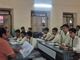 एमपी में बेहद खराब है शिक्षा का स्तर! स्कूल में नहीं पहुंचीं किताबें, पीडीएफ और गूगल के भरोसे पढ़ रहे नौनिहाल
