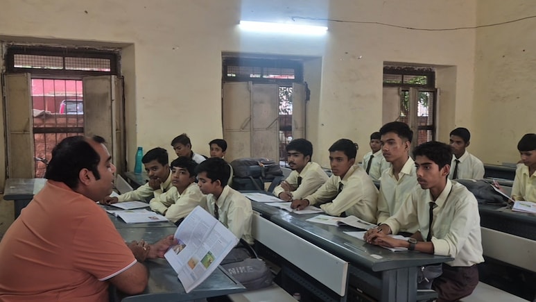 एमपी में बेहद खराब है शिक्षा का स्तर! स्कूल में नहीं पहुंचीं किताबें, पीडीएफ और गूगल के भरोसे पढ़ रहे नौनिहाल