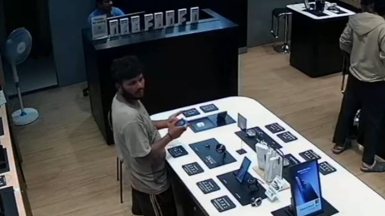 Thief Posing As Beggar Steals Rs 1.5 Lakh Phone From Karnataka Shop