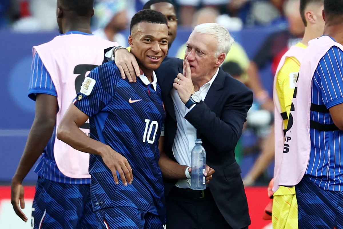 Deschamps praises France discipline after win over aggressive Paraguay in World Cup heat