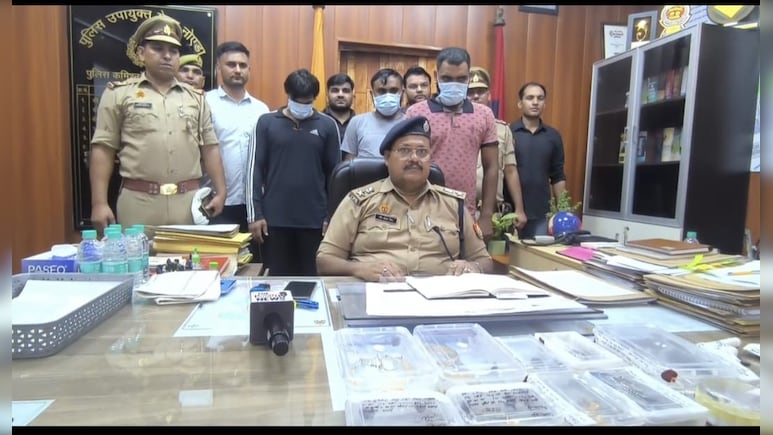 ग्रेटर नोएडा पुलिस ने घरों में चोरी करने वाले गिरोहों का किया पर्दाफाश, 20 लाख के आभूषण बरामद, पांच &nbsp;गिरफ्तार