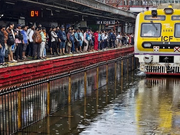 पालघरमध्ये पावसाचा हाहाकार! डहाणू-विरार लोकल सेवा पूर्णपणे ठप्प; पश्चिम, मध्य, हार्बर लोकलची स्थिती काय?