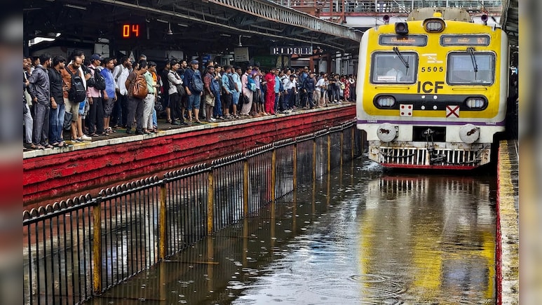 पालघरमध्ये पावसाचा हाहाकार! डहाणू-विरार लोकल सेवा पूर्णपणे ठप्प; पश्चिम, मध्य, हार्बर लोकलची स्थिती काय?