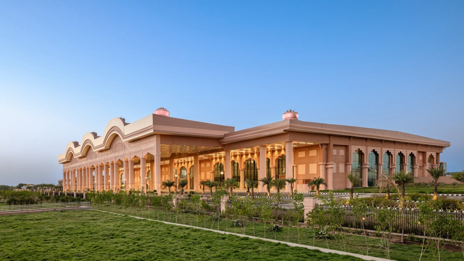 जोधपुर एयरपोर्ट का नया टर्मिनल भवन 480 करोड़ रुपए की लागत से बनकर तैयार है. जोधपुर एयरपोर्ट का नया टर्मिनल भवन 480 करोड़ रुपए की लागत से बनकर तैयार है.