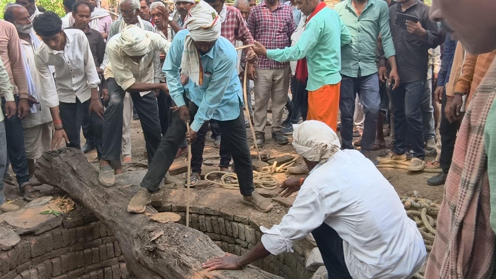 Maihar Well Tragedy: गांव के लोग अपना परीक्षण करते हुए Maihar Well Tragedy: गांव के लोग अपना परीक्षण करते हुए