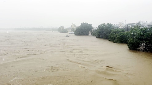 Gujarat Rain: रेल्वे प्रवाशांसाठी मोठी बातमी! गुजरातमध्ये धो-धो पाऊस; मुंबईकडे जाणाऱ्या 'या' गाड्या रद्द
