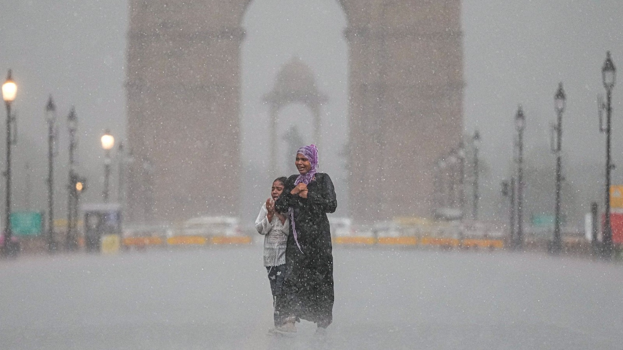 दिल्ली से नोएडा, गाजियाबाद तक झमाझम बारिश, तेज हवाओं के साथ मॉनसून की बरसात से बदला मौसम