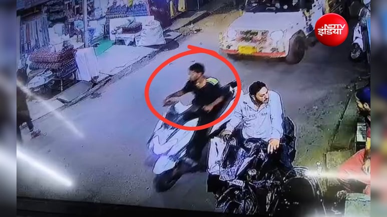 भोपाल में पुलिस के सामने हो गई चोरी! चेकिंग के दौरान दूसरे की स्कूटर की चाबी ले गया चोर, सबके सामने हुआ फरार