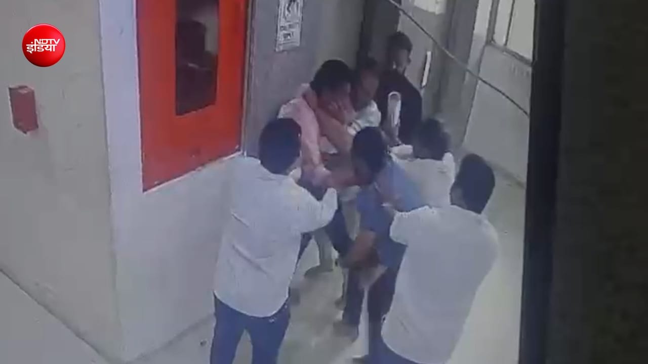 घाटकोपर में शिंदे गुट के पूर्व पार्षद और विधानसभा प्रमुख में बीच सड़क हाथापाई, कपड़े फटे, वीडियो