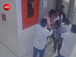 घाटकोपर में शिंदे गुट के पूर्व पार्षद और विधानसभा प्रमुख में बीच सड़क हाथापाई, कपड़े फटे, वीडियो
