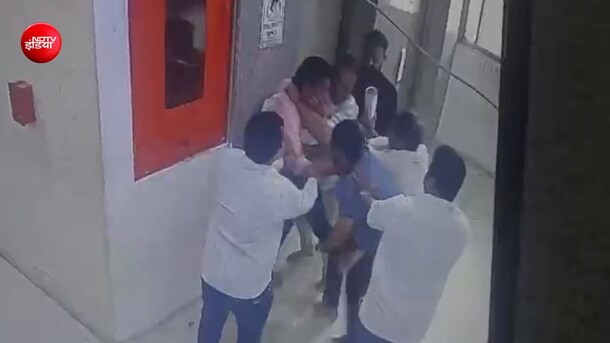 घाटकोपर में शिंदे गुट के पूर्व पार्षद और विधानसभा प्रमुख में बीच सड़क हाथापाई, कपड़े फटे, वीडियो