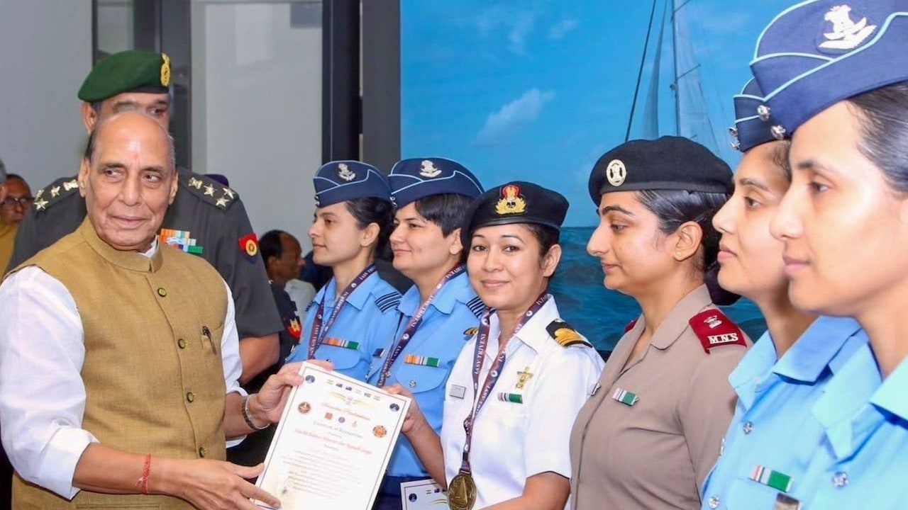 4 महासागरों में  314 दिनों की यात्रा, भारतीय सेनाओं की वो 9 मह‍िला अधि‍कारी , ज‍िन्‍होंने 'जीता' समुद्र; रक्षा मंत्री ने कि‍या सम्‍मान