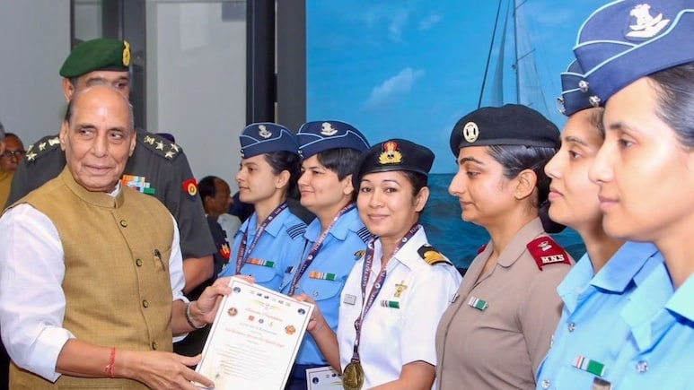 4 महासागरों में  314 दिनों की यात्रा, भारतीय सेनाओं की वो 9 मह&zwj;िला अधि&zwj;कारी , ज&zwj;िन्&zwj;होंने 'जीता' समुद्र; रक्षा मंत्री ने कि&zwj;या सम्&zwj;मान