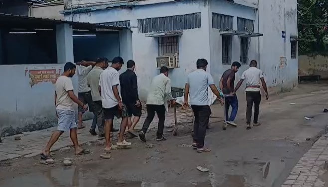 हॉस्पिटल में शव लेकर जाते परिजन. हॉस्पिटल में शव लेकर जाते परिजन.