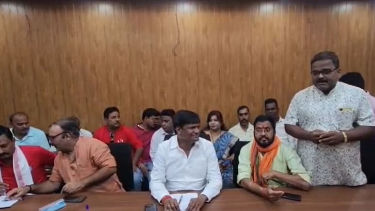 45 रुपये की दिहाड़ी वाला कैसे बना 40 हजार करोड़ की संपत्ति का मालिक? &nbsp;सांसद ढुलू महतो पर विपक्ष का बड़ा खुलासा&nbsp;