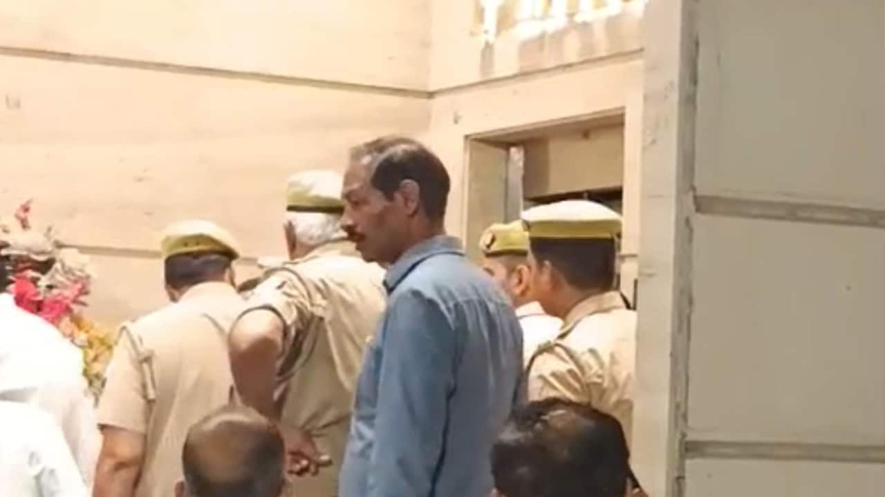 नोएडा में बैंकेट हॉल का लिफ्ट अचानक अटका, 20 मिनट तक फंसे रहे लोग