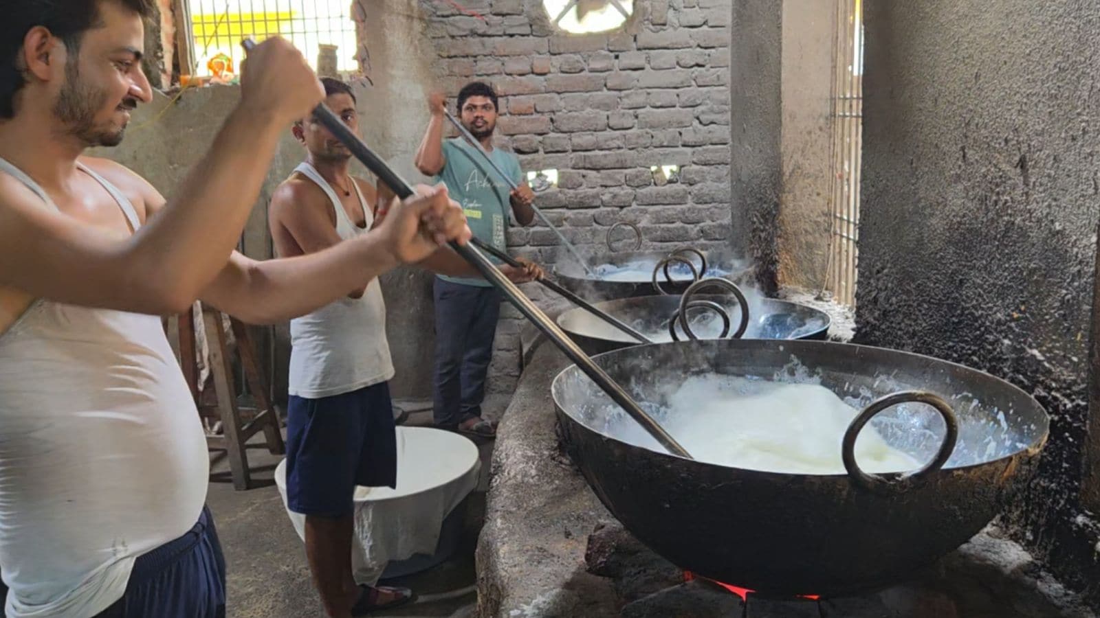 गलाफाड़ रसगुल्ला की तैयारी करते दुकान के कारीगर गलाफाड़ रसगुल्ला की तैयारी करते दुकान के कारीगर
