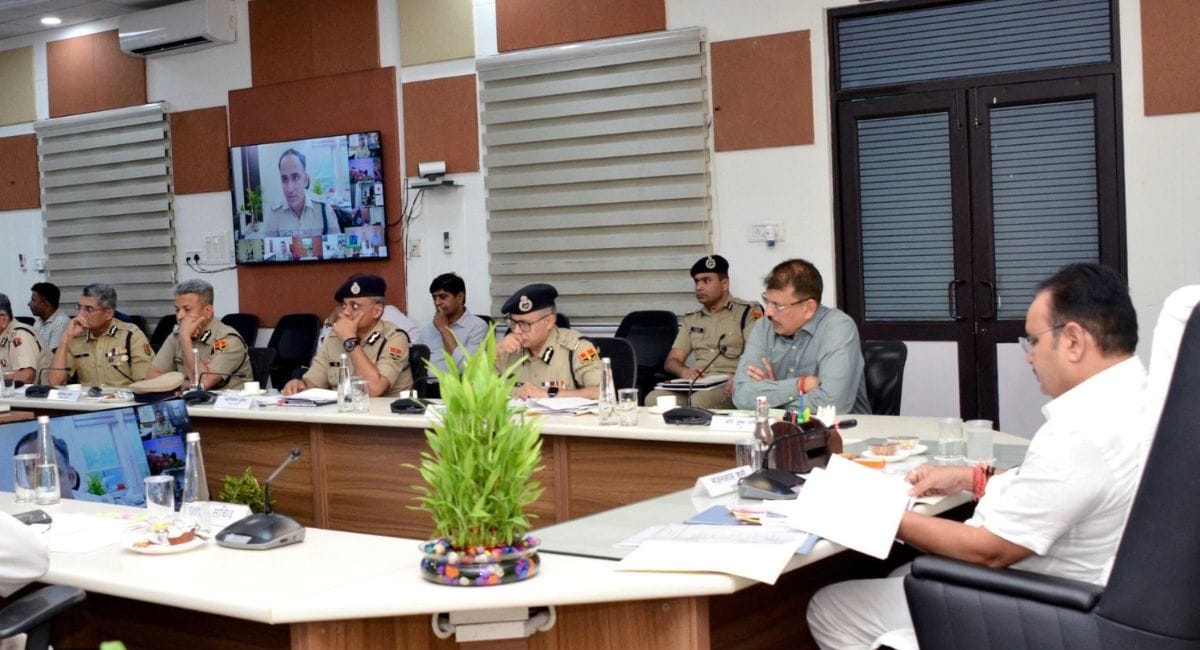 सीएम भजनलाल शर्मा पुलिस अधिकारियों के साथ बैठक की. 
