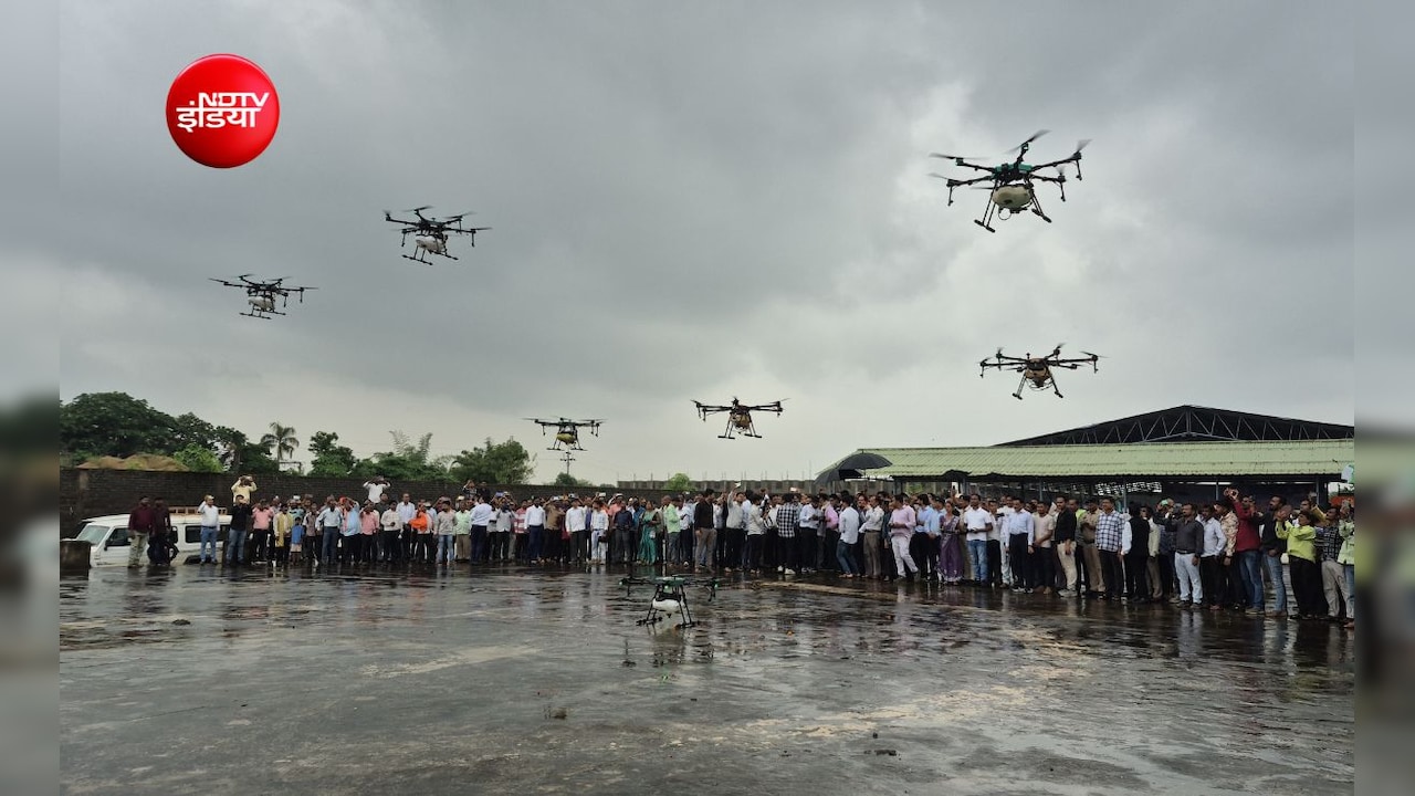 ड्रोन से खाद और दवा छिड़केंगे किसान, 5 सहकारी समितियों ने 11 ड्रोन से 50,000 एकड़ में छिड़काव का रखा लक्ष्य