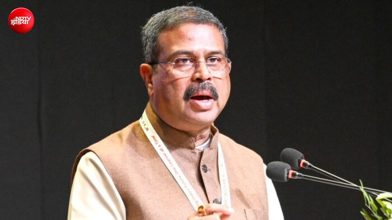 धर्मेंद्र प्रधान के इस्तीफे पर देशभर में सियासी बयानबाजी शुरू, किसी ने बताया युवाओं की जीत तो किसी ने कहा अभी लड़ाई बाकी