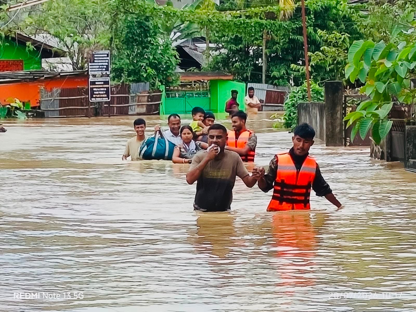 Assam Flood News: राहत व बचाव कार्य जारी Assam Flood News: राहत व बचाव कार्य जारी